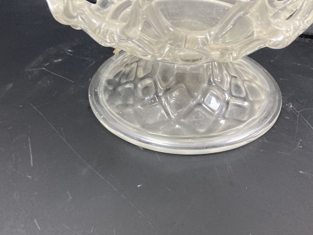 A honeycomb moulded fruit bowl, 19th/20th century, 17.5cm diameter
